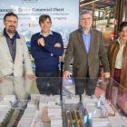 Daniel Milà, a l’esquerra de la imatge, durant una roda de premsa que va tenir lloc al Mercat Central l’any 2023.