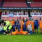 Els jugadors de la Fundación Real Madrid i de l’Inter de Milà celebrant haver arribat a la final acompanyats dels àrbitres.