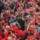 Imatge dels cossos de seguretat intervenint durant un moment tens en la Diada de Santa Úrsula.