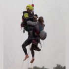 Captura d'un vídeo del rescat d'una dona amb les seves mascotes de la seva casa de fusta a Utiel inundada per la DANA.