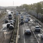 Diversos cotxes circulen entre els vehicles afectats per la dana a la V30 a l'altura de La Torre aquest dijous a València.