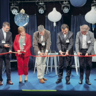 Els màxims responsables de Nedschroef amb Oriol Alcoba i Dolors Fortuny, inaugurant la planta.