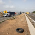 Cotxes i camions apilats a l'A7, a l'entrada del municipi d'Alginet, afectats per la DANA que ha afectat el País Valencià.