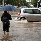 Aspecte de l'avinguda Casalduch de Castelló de la Plana negada per l'aigua, aquest dijous.