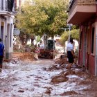 Veïns de Picanya netejant un dels carrers del municipi.