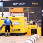 Una màquina retira aigua del pàrquing del centre comercial de Bonaire, a Aldaia