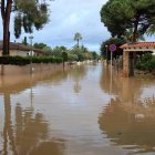 Un dels carrers inundats de la urbanització La Móra de Tarragona.