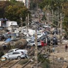 Vehicles amuntegats sobre les vies del tren a Alfafar, aquest divendres.