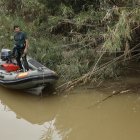 Miembros del Grupo Especial de Actividades Subacuáticas de la Guardia Civil buscan restos mortales en el embarcadero de El Palmar de la Albufera de Valencia.