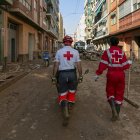 Voluntaris de Creu Roja amb una carretilla ajudant a les tasques a València.