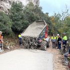 Imatge dels treballs de pavimentació del camí.