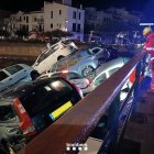 Vehicles arrossegats per la riera a Cadaqués, taponant un pont.