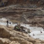 Voluntarios trabajan en el pantano de Torrent (Valencia) este viernes, diez días después de la DANA.