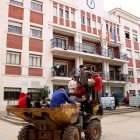 Un tractor amb voluntaris, davant de l'Ajuntament de Xiva, 10 dies després de les riuades.