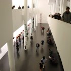 Persones visiten el MACBA durant la Nit dels Museus