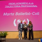 Imatge de l'entrega de l'entrega del premi a la Trajectòria Professional a Marta Balletbò