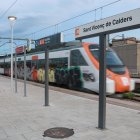 Un tren de la línia R4 a l'estació de Sant Vicenç de Calders