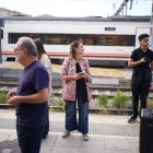 Usuaris esperen un tren a l'estació de Sant Vicenç de Calders