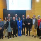 Imatge dels guanyadors dels Premis Tarragonès acompanyats de les autoritats i representants d’entitats que els van entregar.