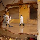 Cases destrossades i voluntaris de neteja, al municipi d'Alfafar (València)