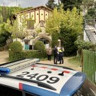 Un vehicle dels Mossos d'Esquadra davant la casa d'Arenys de Mar on han aparegut un home i el seu fill morts.