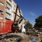 Un camión grúa recoge vehículos en Paiporta.