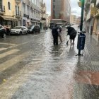 Las fuertes trombas de agua y granizo que se registran este miércoles en Málaga han causado inundaciones y la acumulación de grandes balsas.