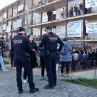 Una seixantena de persones concentrades davant un bloc de pisos de protecció oficial de Salou davant el desnonament d'una veïna