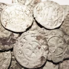 Imatge d'arxiu de monedes de billons de plata del segle XII