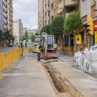 Imatge d’arxiu dels treballs a l’asfaltat del carrer Pere Martell, on el carril bici es va inaugurar l’estiu del 2021