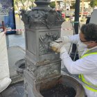 Un operari reparant una de les fonts de Tarragona.