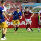 El defensa del Nàstic, Unai Dufur, bregant amb el davanter de l’Andorra, Manu Nieto, durant el duel de diumenge.