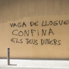 Un grafit a favor d'una vaga de lloguers.