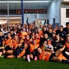 La plantilla del CF Icomar celebrant la victòria contra el Nàstic la setmana passada amb la seva afició.