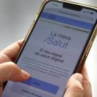 Una persona consulta l'espai de La Meva Salut a través de l'app.