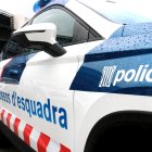 Pla de detall del lateral d'un dels vehicles dels Mossos d'Esquadra