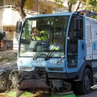 Una màquina recull les fulles dels carrers de Reus.