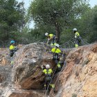 Tècnics de Geotalud treballant en la consolidació i sanejament del talús d'on es va despdrendre una pedra el dia 21 i que ha obligat a tancar l'institut els Alfacs més d'una setmana.