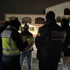 Agents dels Mossos i la Policia Nacional en un dels escorcolls.