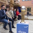 L’alcalde de Tarragona, Rubén Viñuales a la plaça del Fòrum de Tarragona durant la presentació de la Minicopa Endesa.