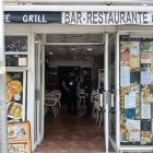 El local tenia diverses neveres amb aliments i begudes caducades o en mal estat.