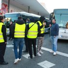 Un piquet de treballadors impedeix el pas a un autobús de serveis mínims a l'estació de busos de Tarragona.