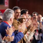 Pedro Sánchez i diversos dirigents del PSOE, aquest dissabte a un acte del Congrés de Sevilla