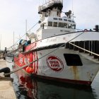 Estudiants pujant al vaixell de Proactiva Open Arms, que ha atracat a Tarragona.