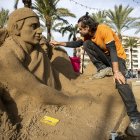 Un dels escultors preparant les estructures de sorra que es podran visitar aquest any.