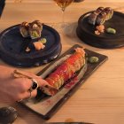 Un exemple dels plats que es poden provar a Sibuya Urban Sushi Bar, amb cotó de sucre desfet.