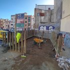 Treballs de condicionament a l'àrea d'higiene per a gossos del carrer de Sant Benet.