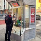 Imatge de la víctima del robatori a Torreforta amb un agent dels Mossos.