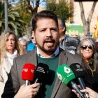 El diputat de Vox, Javier Ramírez, atén els mitjans de comunicació.