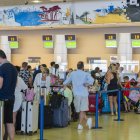 Multitud de turistes fent cua per facturar el seu equipatge a l'Aeroport de Reus, l'últim estiu